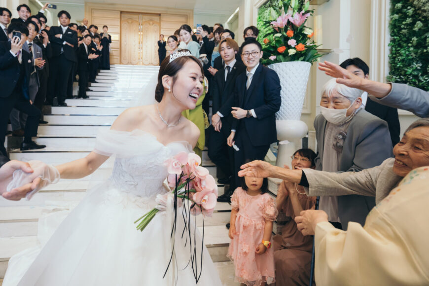 「祝福が舞い上がる、ふたりの晴れの日」の結婚式の様子｜長岡市の結婚式場リアーレ