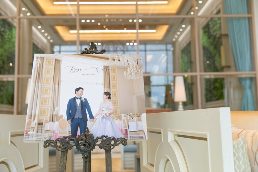 長岡の結婚式場リアーレのウェルカムスペースに飾られた新郎新婦のフォトパネル