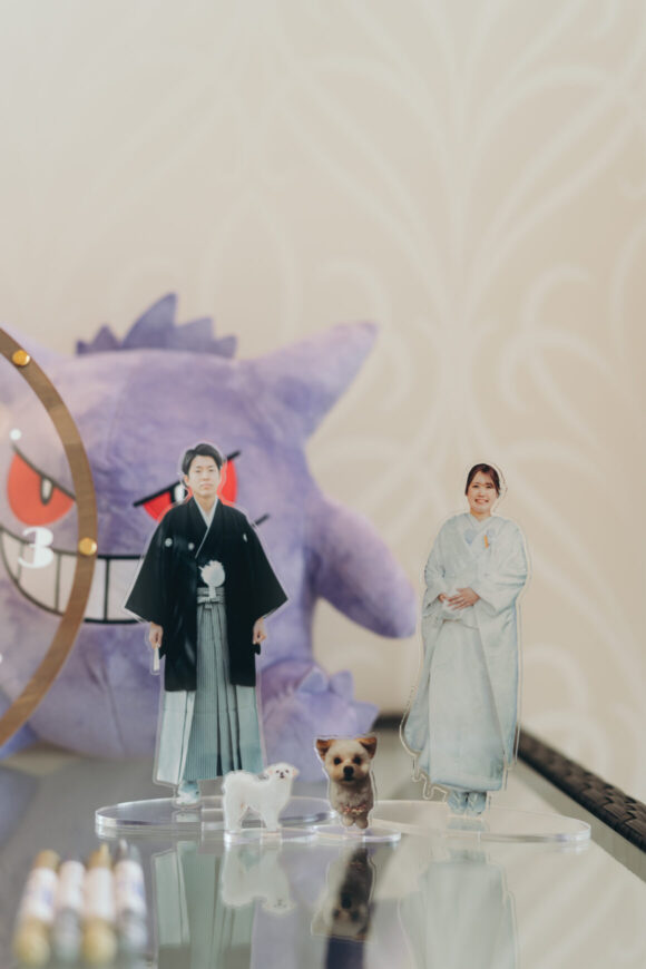 長岡の結婚式場リアーレのウェルカムスペースに飾られた、和装姿の新郎新婦と愛犬のアクリルスタンド