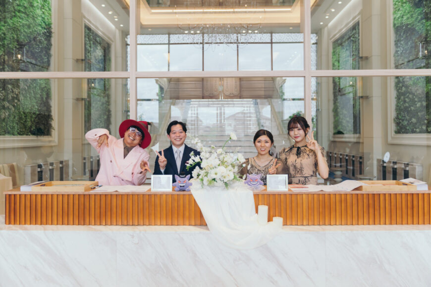 受付を担当したご友人と新郎新婦の記念ショット