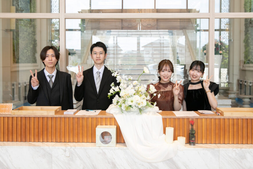 長岡の結婚式場リアーレの受付で笑顔のご友人
