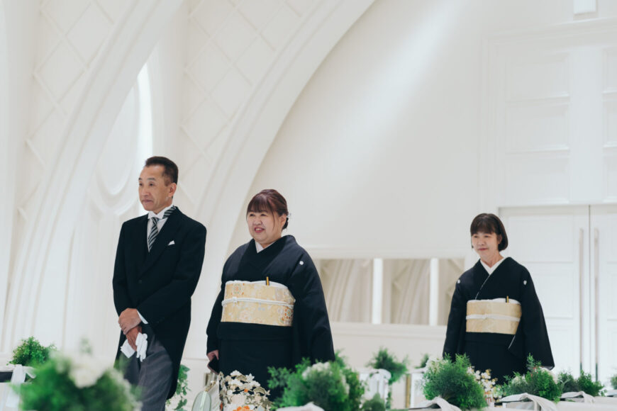 チャペルで挙式の始まりを待つ新郎新婦のご家族