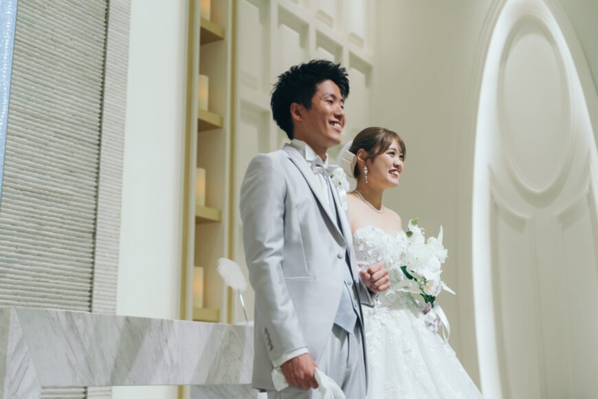 挙式を前に笑顔を見せる新郎新婦