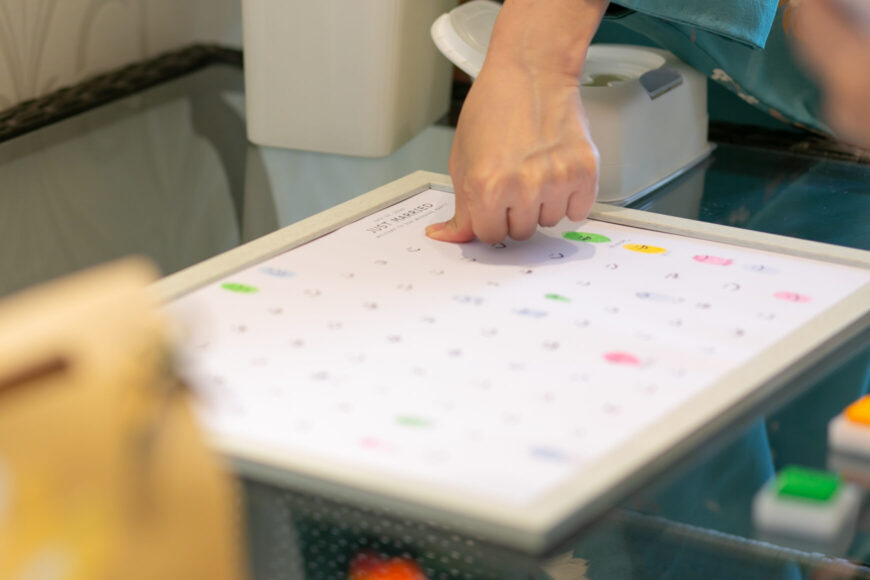 ゲスト参加型の結婚証明書に指スタンプを押すゲスト