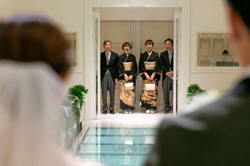 挙式前、チャペル入口で入場を待つご家族