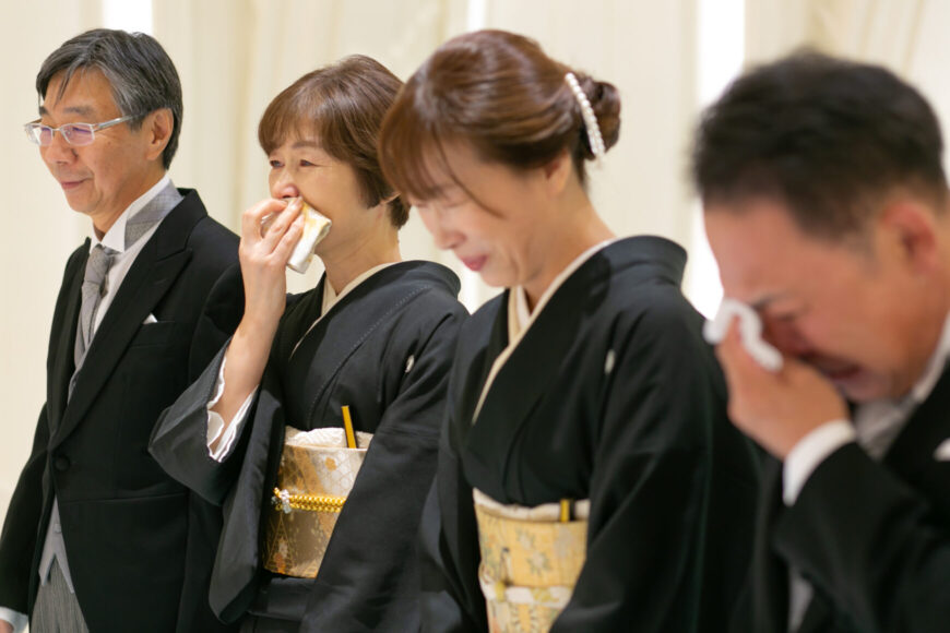 花嫁姿の新婦との対面に涙するご両親