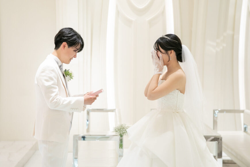 ダイヤモンドチャペルでのファーストミートで涙する花嫁