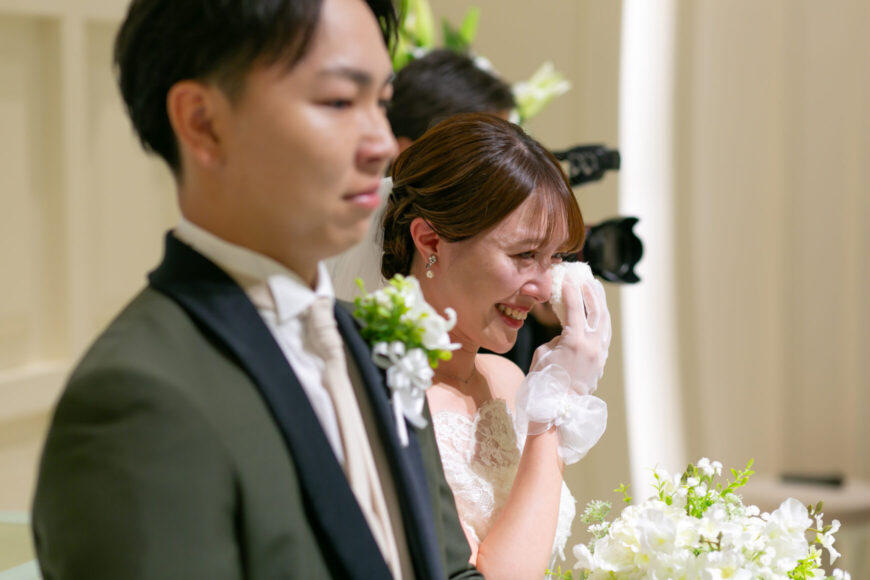 ファーストミートで涙する新婦と見守る新郎