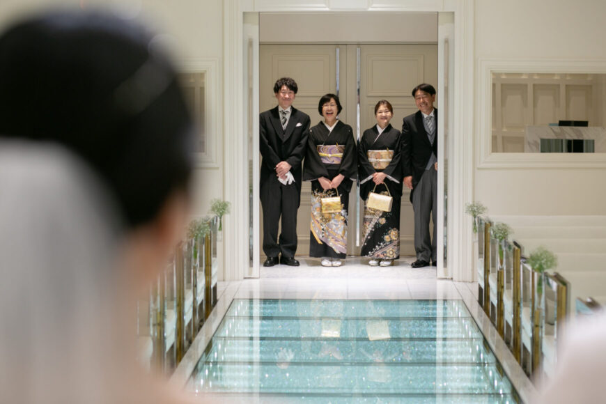チャペル入口でご家族と入場を待つ花嫁