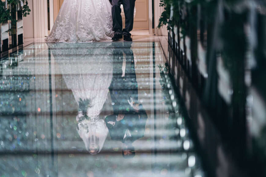 光のバージンロードに映る新婦とお父さまの姿