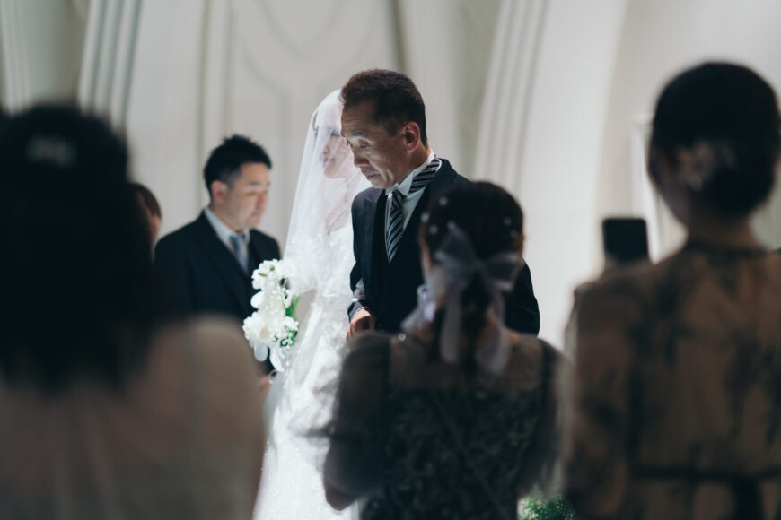 お父さまとバージンロードを歩く新婦