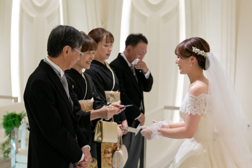 挙式前にご家族と対面する花嫁
