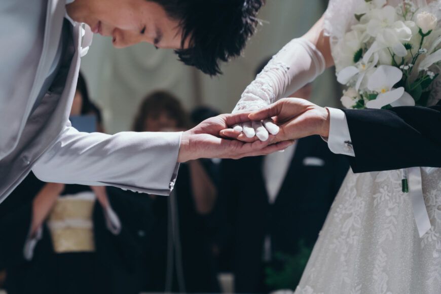 お父さまから新郎へ新婦の手が託される瞬間