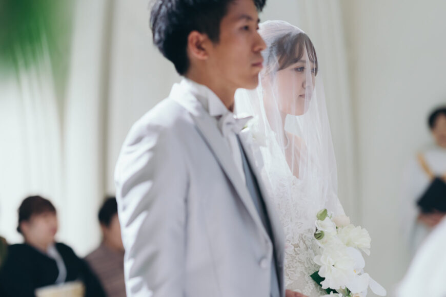 祭壇の前で誓いを立てる新郎新婦