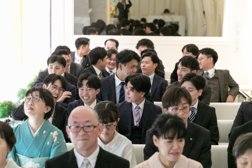 チャペルで挙式の始まりを待つゲスト