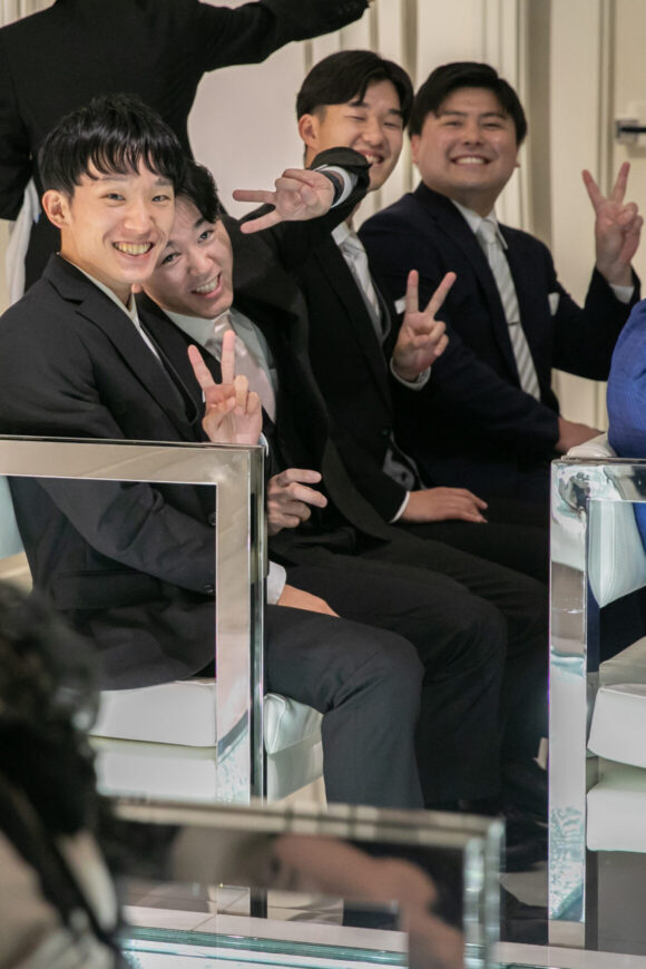 チャペルの席でピースするご友人