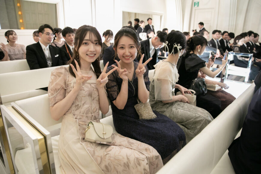 挙式に参列したドレス姿の女性ゲスト