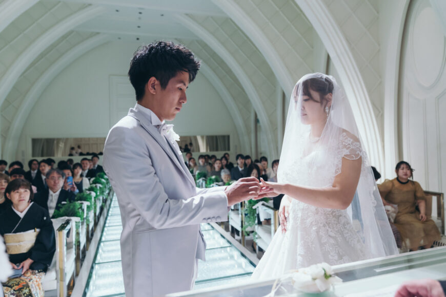 指輪の交換をする新郎新婦