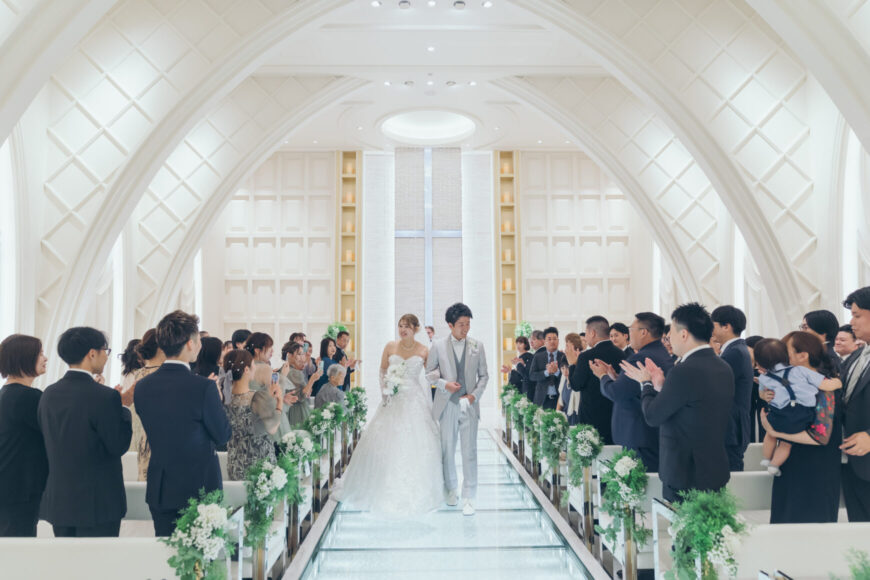 ゲストの拍手の中、バージンロードを退場する新郎新婦