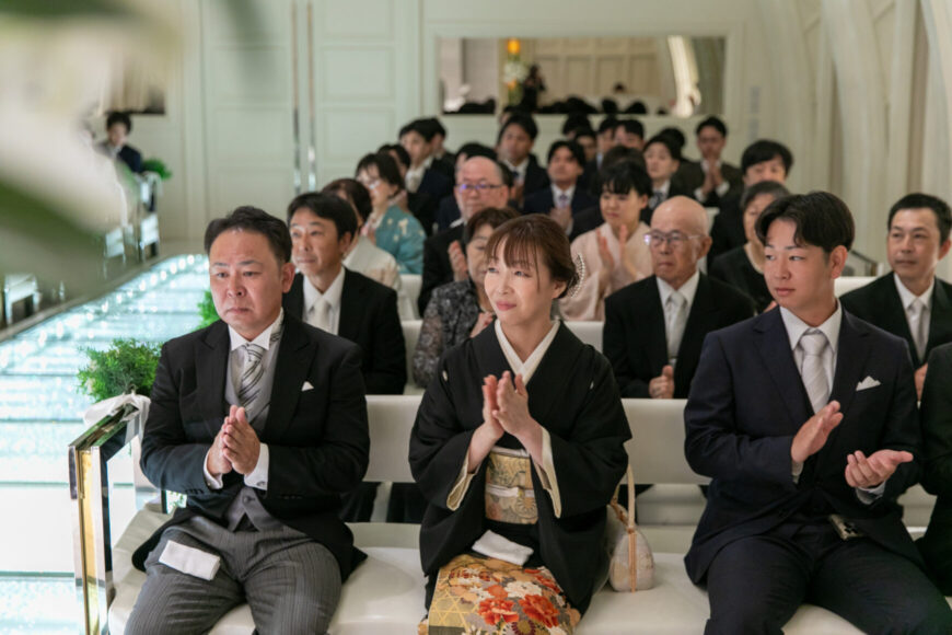 拍手でおふたりを迎えるご家族