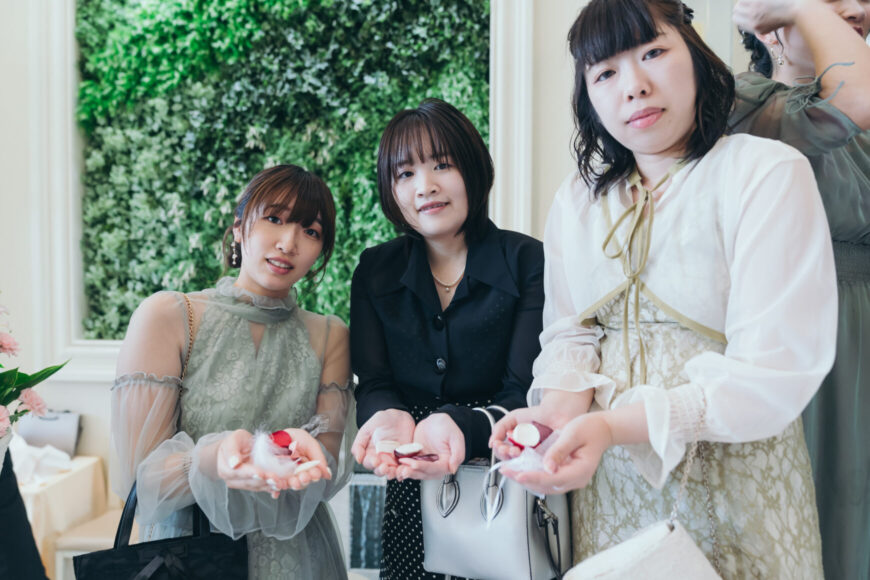 フラワーシャワーの花びらを手に新郎新婦を待つご友人