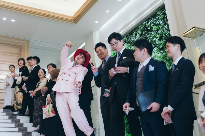大階段で新郎新婦の登場を待つゲスト