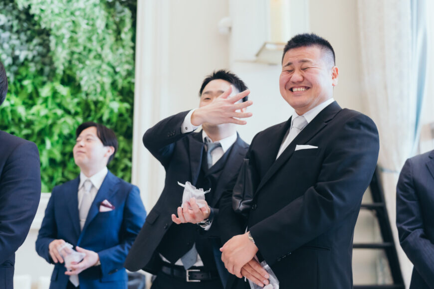 フラワーシャワーで新郎新婦を祝福する新郎のご友人