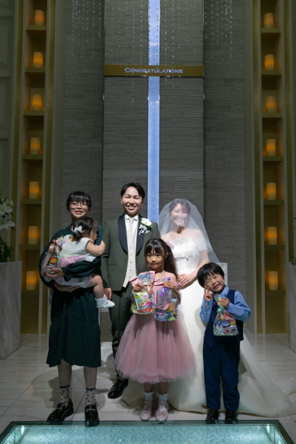 リングリレーを務めたお子さまたちと新郎新婦