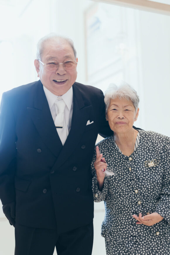 アフターセレモニーで笑顔を見せる新郎新婦のおじいさまとおばあさま