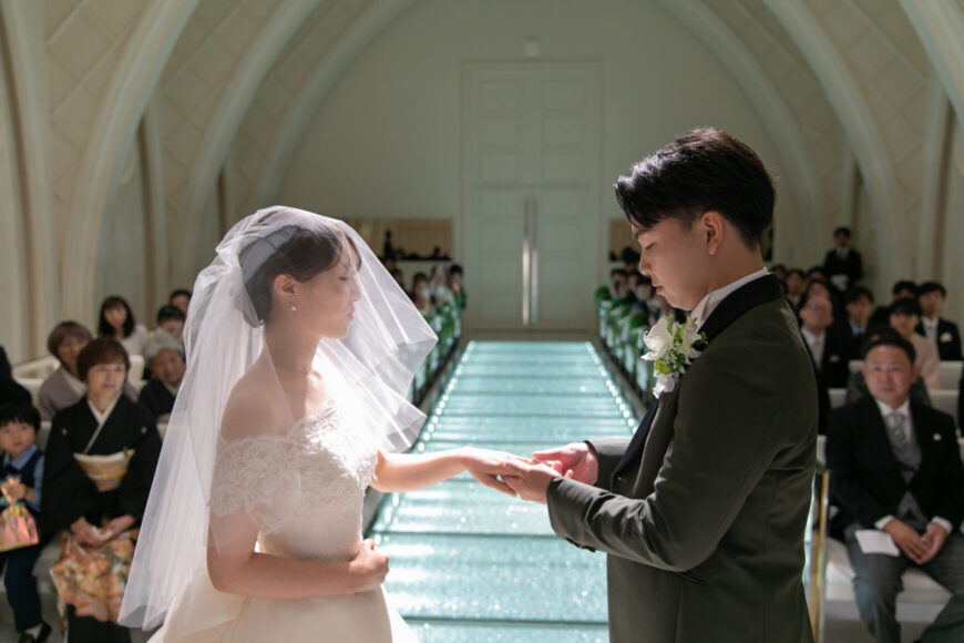 チャペルで指輪の交換をする新郎新婦