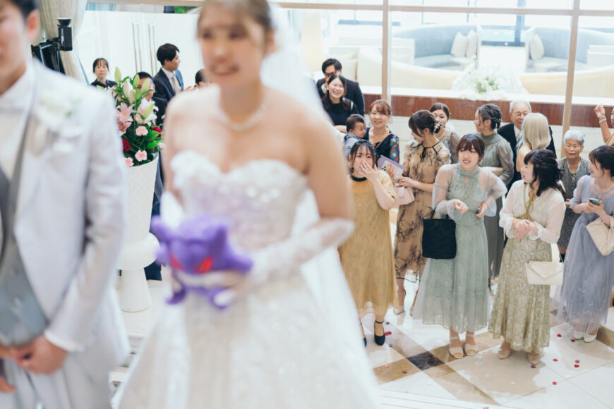 ブーケトスの代わりにぬいぐるみを手にする新婦