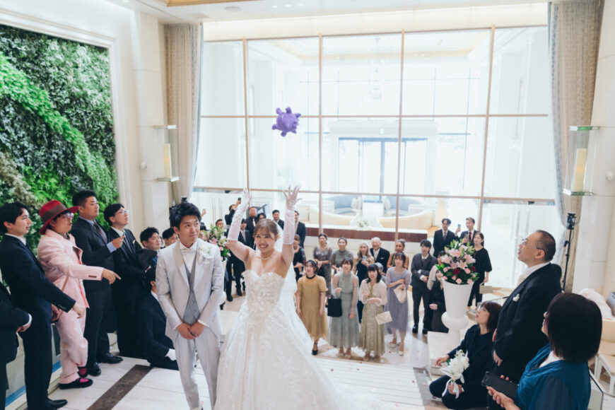 大階段でぬいぐるみトスをする新婦