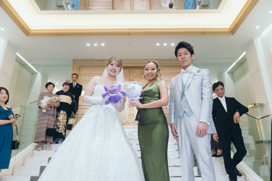 ぬいぐるみをキャッチしたご友人と新郎新婦の記念ショット