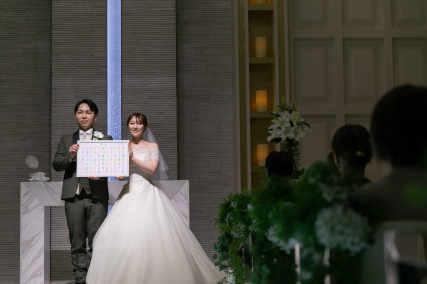 完成した結婚証明書を披露する新郎新婦