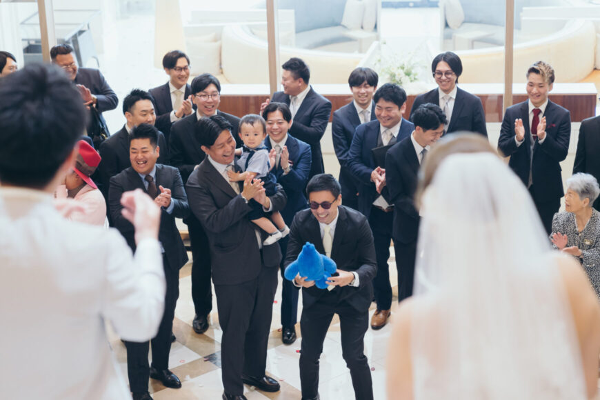 新郎が投げたぬいぐるみを手に喜ぶご友人