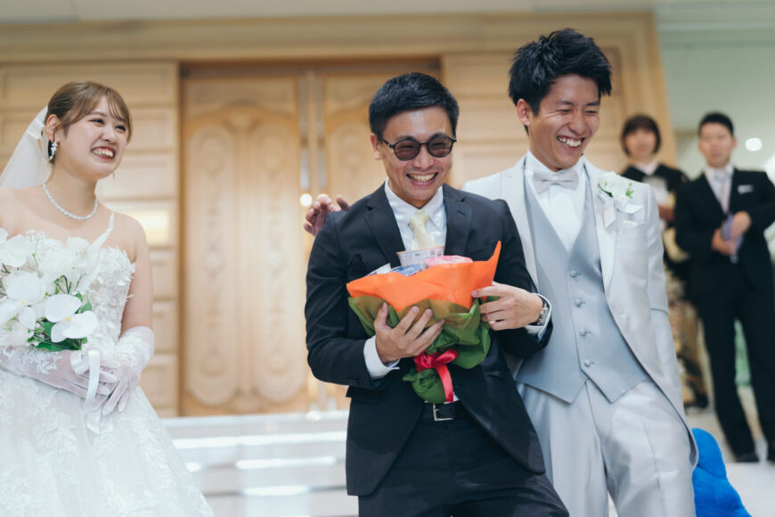 新郎新婦からブーケを受け取り喜ぶご友人