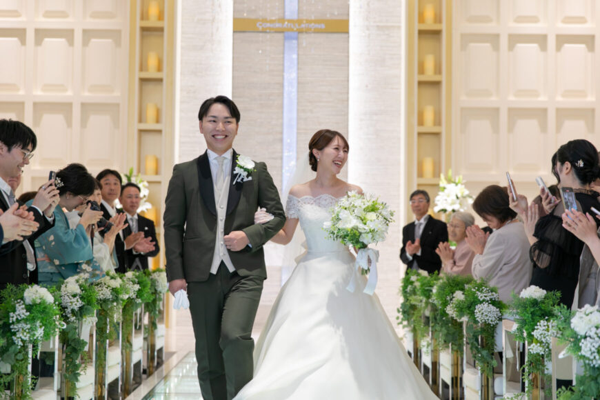 ゲストの祝福を受けながら退場する新郎新婦