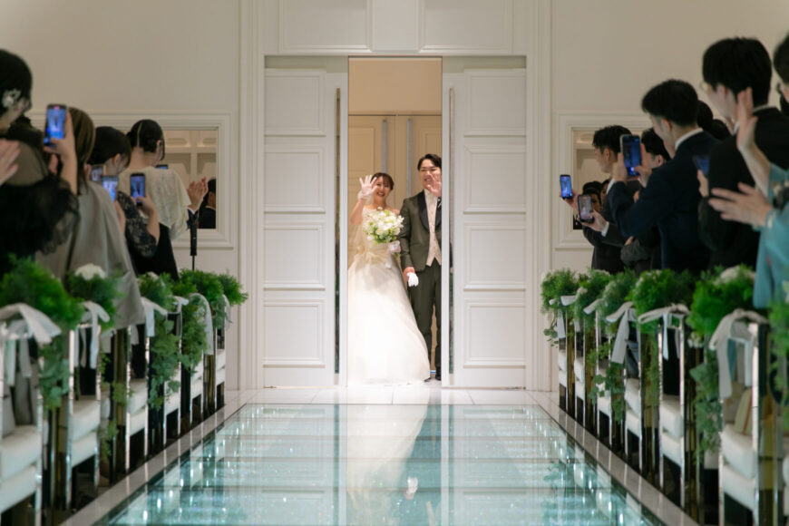 挙式後、チャペルの扉の前に立つ新郎新婦