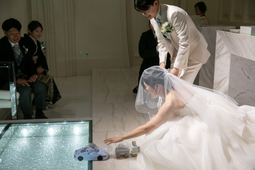 ラジコンカーで届いた結婚指輪を受け取る新郎新婦