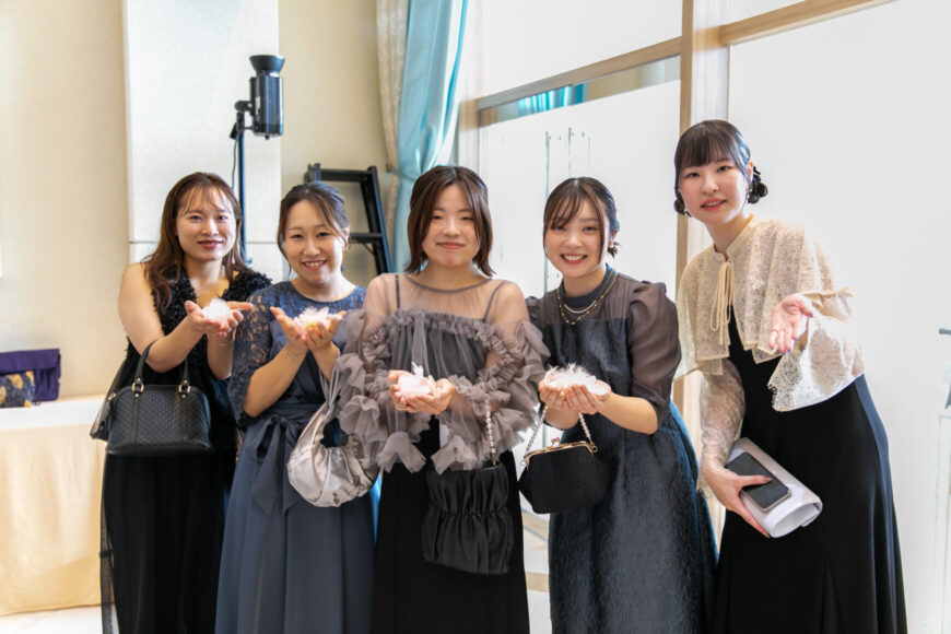フラワーシャワーを待つ新婦のご友人