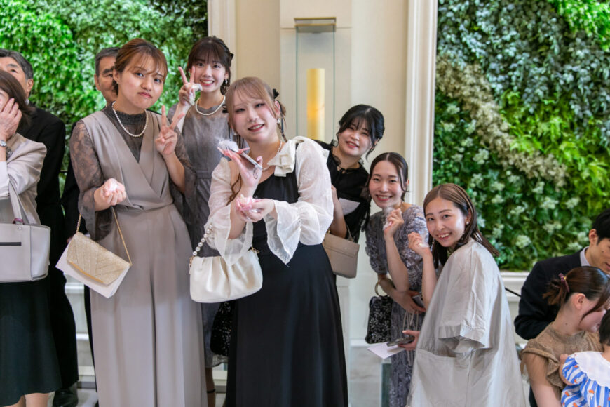 笑顔でおふたりを待つご友人