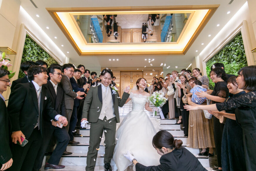 大階段でフラワーシャワーを浴びる新郎新婦