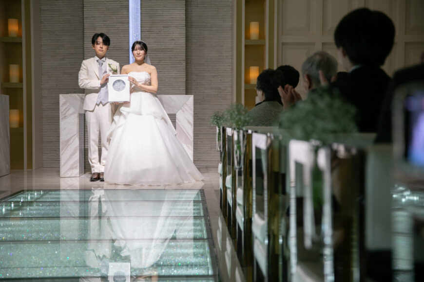 祭壇で完成した結婚証明書を披露する新郎新婦
