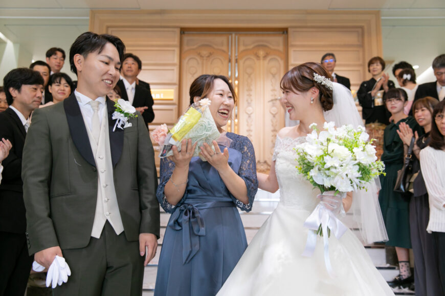 新婦からのプレゼントを受け取り喜ぶご友人