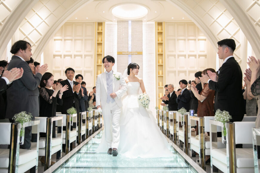 挙式を終えバージンロードを退場する新郎新婦