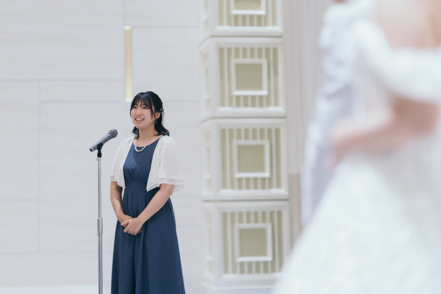 披露宴で祝辞を述べるゲスト