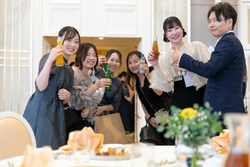 乾杯のドリンクを手に笑顔を見せるご友人