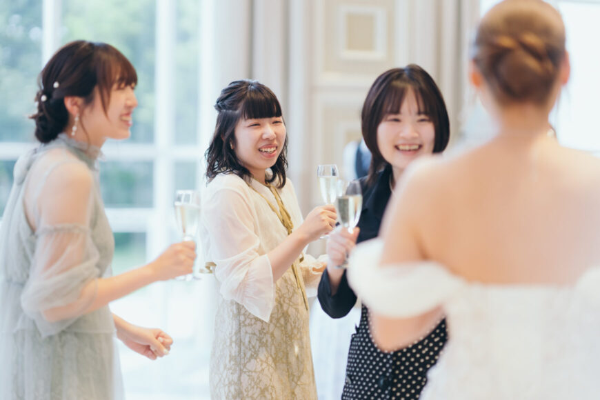 新婦とグラスを合わせて乾杯するご友人