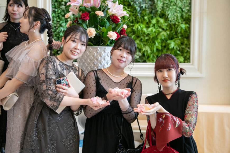 フラワーシャワーを待つ女性ゲスト