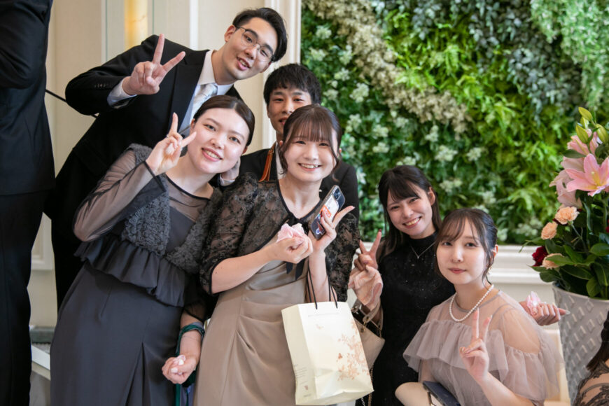 フラワーシャワーを手に笑顔のご友人